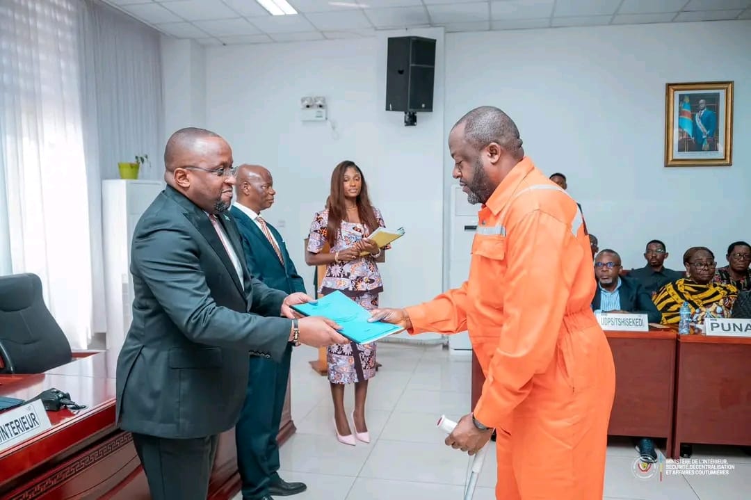 RDC : le VPM SHABANI remet aux organisations politiques la directive ministérielle de l’année politique 2026
