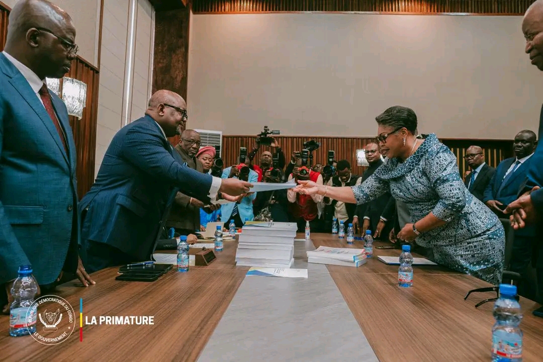 RDC/Budget 2027: Judith Suminwa dépose le projet de loi des finances au Bureau de l’Assemblée nationale