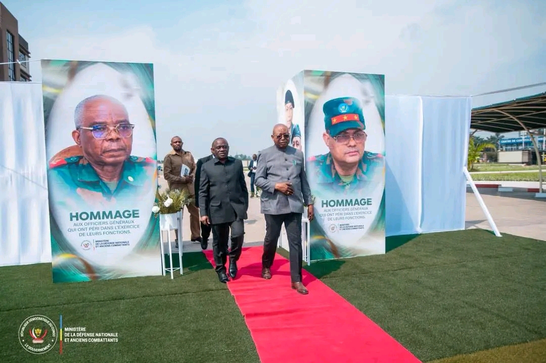 RDC/Crash de Kenge:voici les attachés militaires qui se recueillent en mémoire des victimes